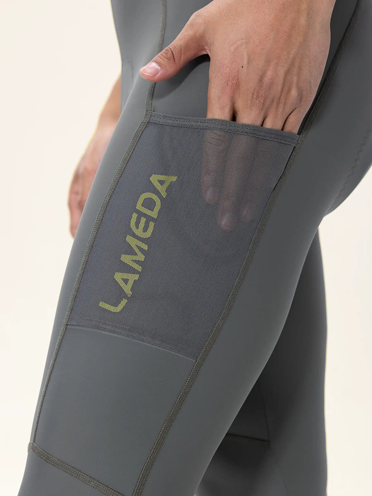 Two side storage pockets