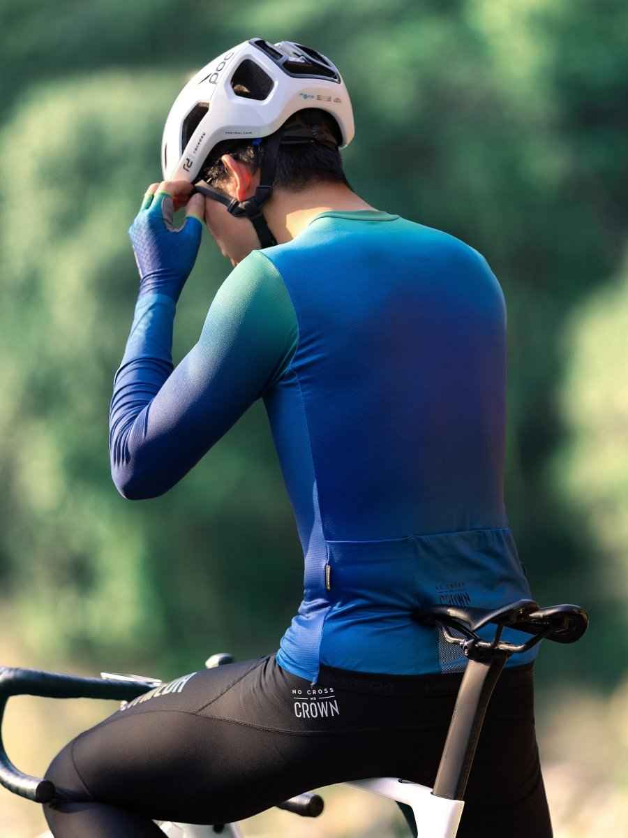 White bicycle helmet with black accents and ventilation slots paired with lameda dusk long sleeve cycling jersey lightning blue