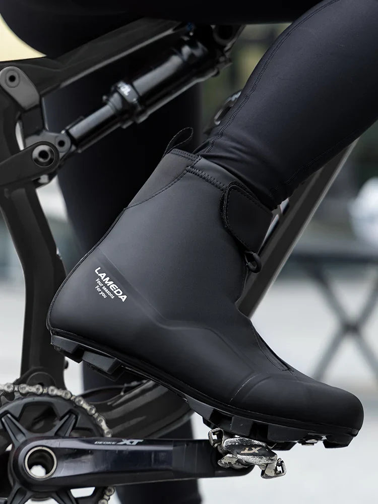 Black lameda es-05 winter cycling boot with stiffened nylon sole and matte finish for power transfer and cold conditions
