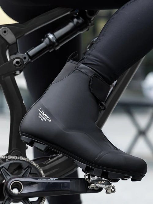 Black lameda es-05 winter cycling boot with stiffened nylon sole and matte finish for power transfer and cold conditions