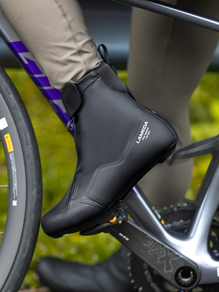 Black laméda ES-05 winter cycling boot with waterproof nylon sole and stiffened sole for optimal power transfer