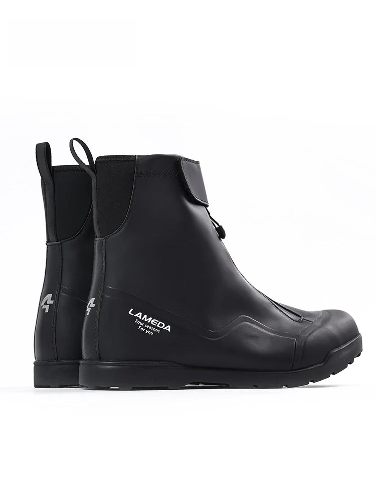 Es-05 winter cycling boot in black rubber with glossy finish, reinforced toe cap, and stiffened sole for winter cycling