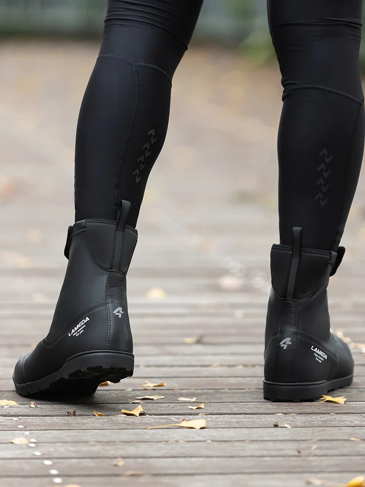 Black lamoda es-05 winter cycling boots with waterproof design and stiffened sole featuring a subtle brand logo