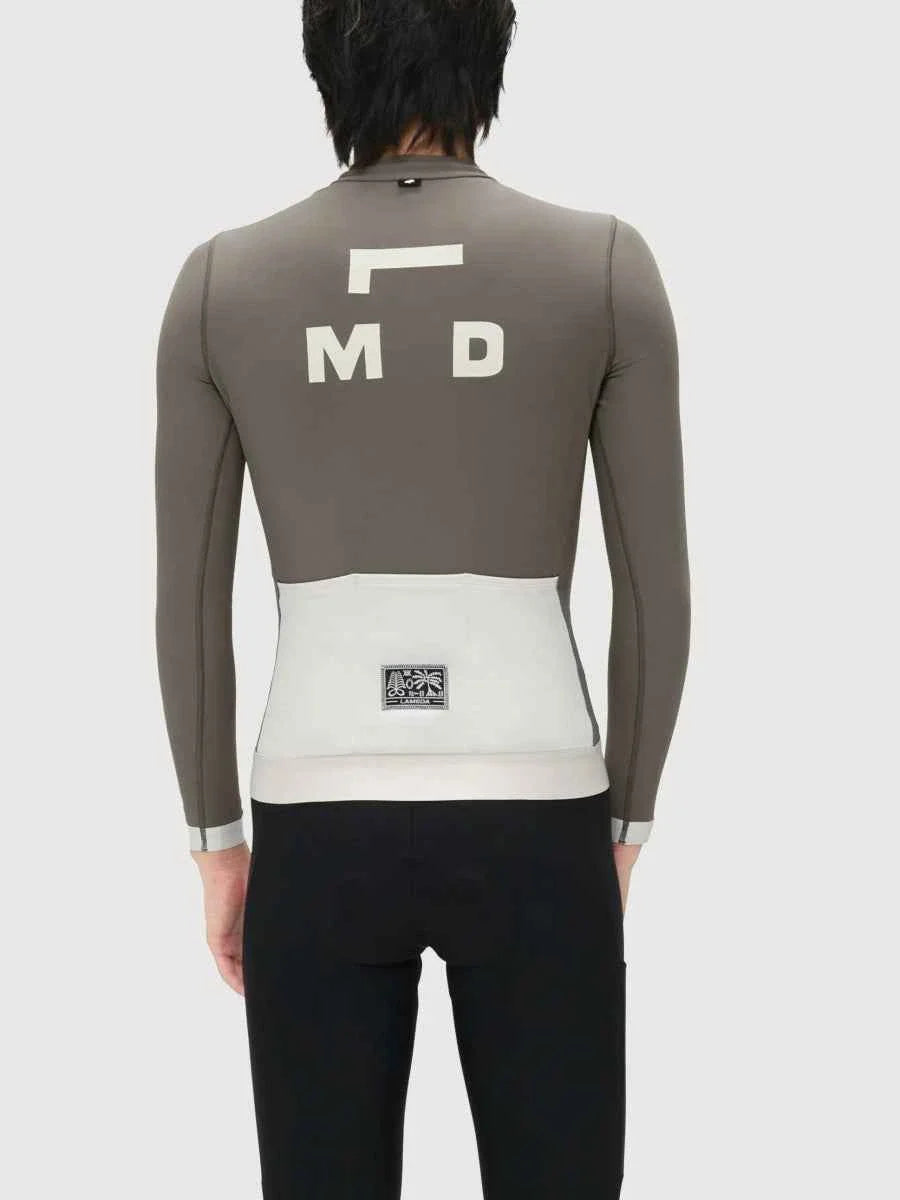 The back view of a freeze men’s fleeced thermal jersey in gray with an olive-green long-sleeved wetsuit and white panel