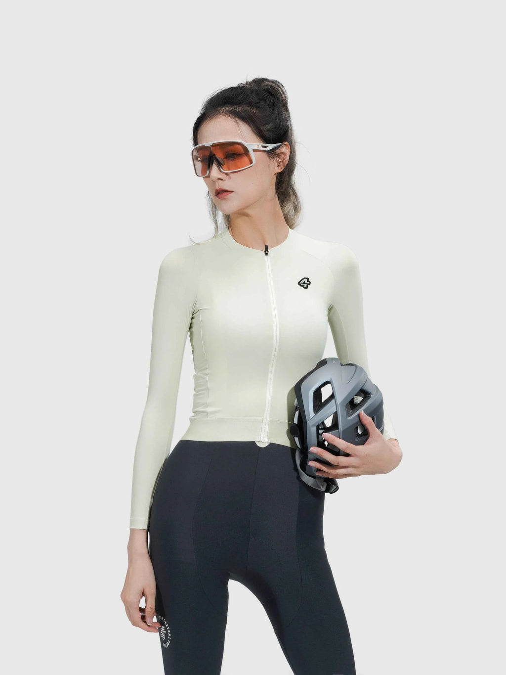 The ripple grace women’s cycling jersey features a sleek light green design with full zipper and anti-slip hem