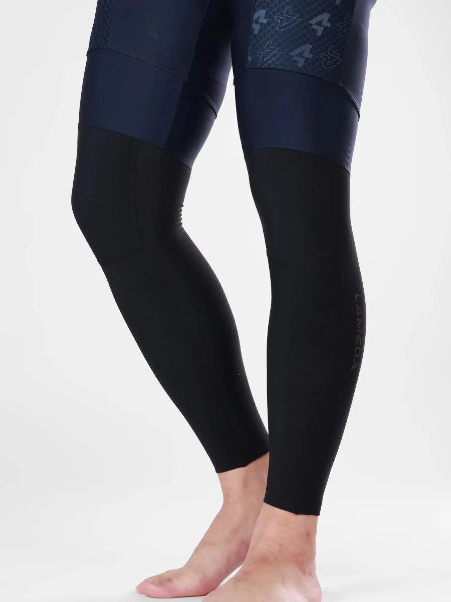 Dark navy and black lameda cycling leg warmers with a subtle geometric pattern on the upper thigh for -5°c use