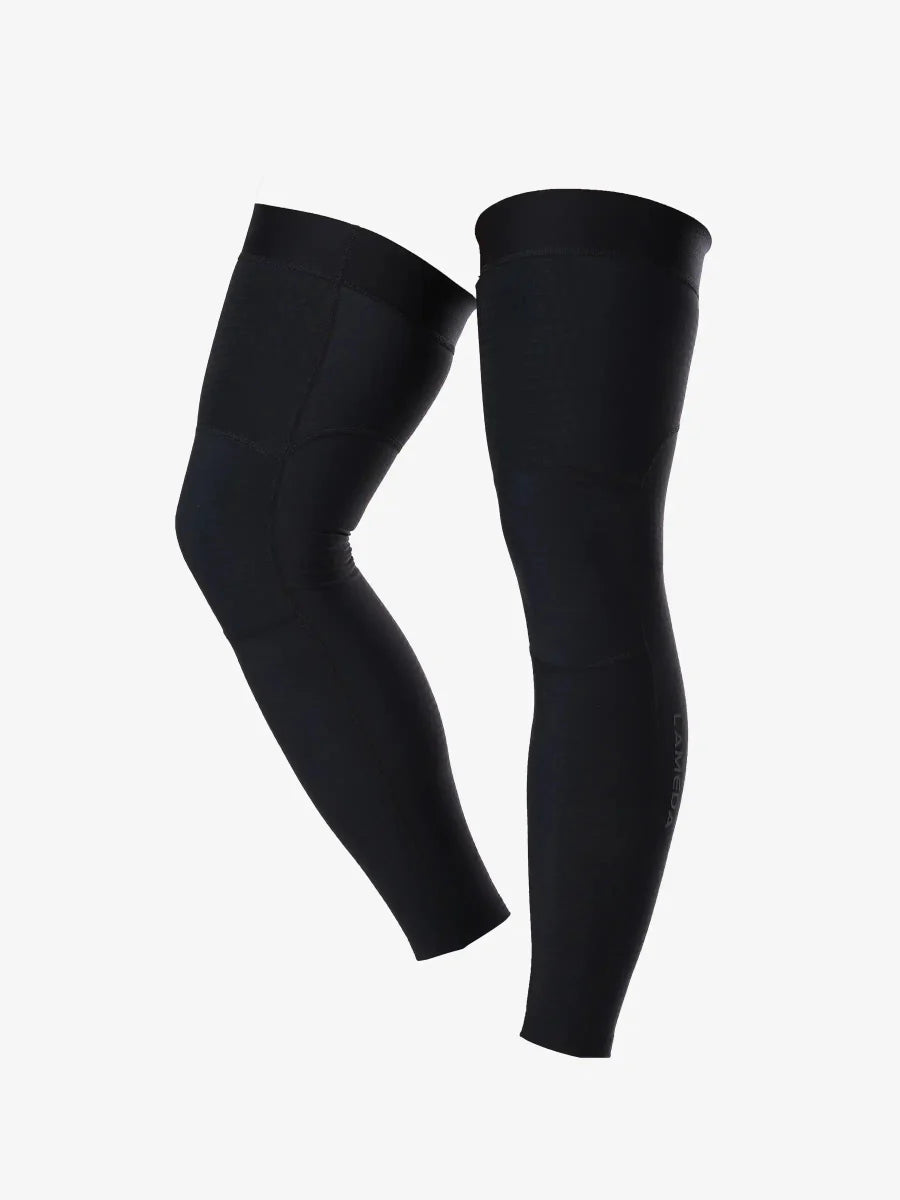 Black form-fitting seamless lameda cycling leg warmers with subtle branding designed for -5°c conditions