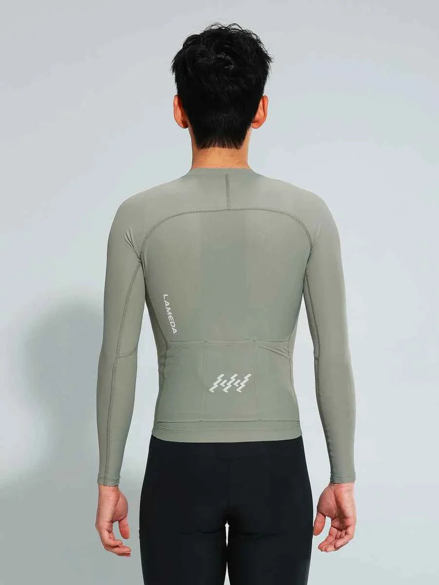 Back view of lameda men’s cycling sleek olive green long-sleeved performance top with ergonomic collar and anti-slip hem