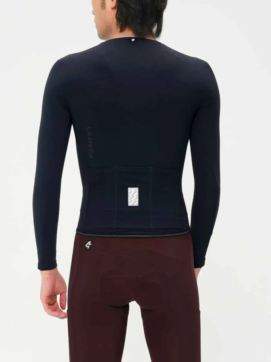Back view of polar night men’s fleeced thermal jersey in black with reflective patch on lower back from lameda polar night