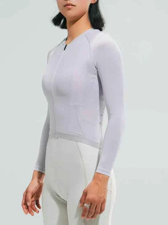 Light gray lameda women’s cycling long-sleeved jersey with front zipper seamless construction and anti-slip hem moisture-wicking cycling top