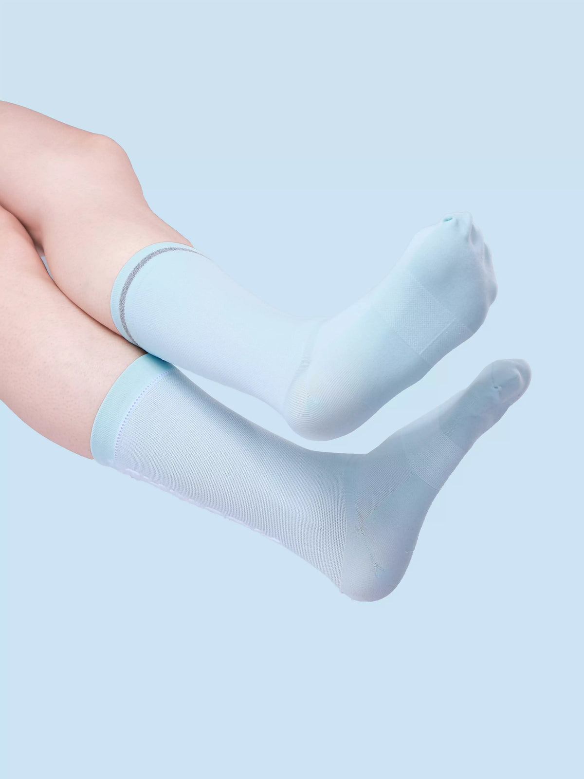 Reflective sports socks 7305 blue with arch support featuring seamless toes and thin silver stripe cuff detail